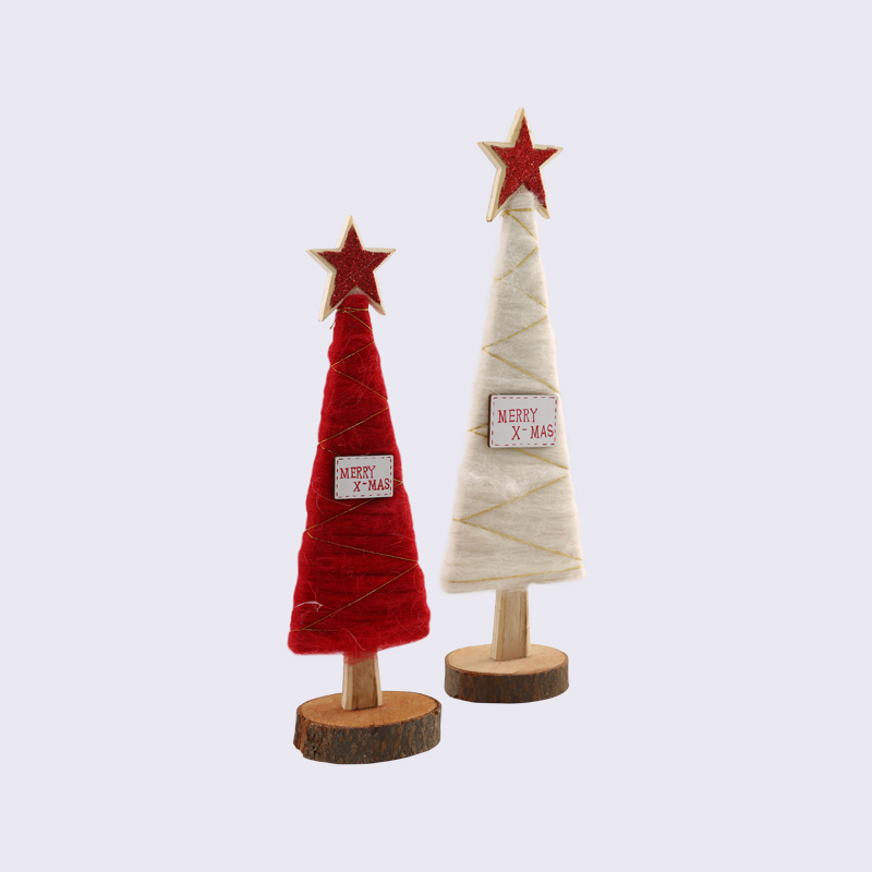 Einfacher und kreativer Weihnachtsbaum um die Wolle herum, um ein Kartenornament einzurichten