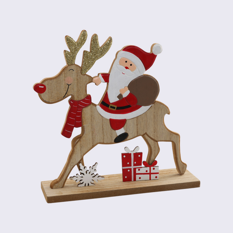 Märchenhafter Weihnachtsmann reitet auf einem Reh auf Schnee Holzornamente