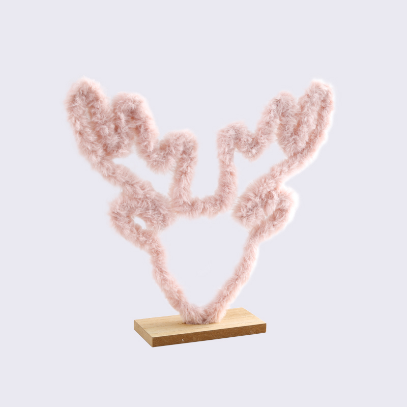 Handgemachte kreative Ornamente mit rosa Eisendraht um den Pelzhirschkopf